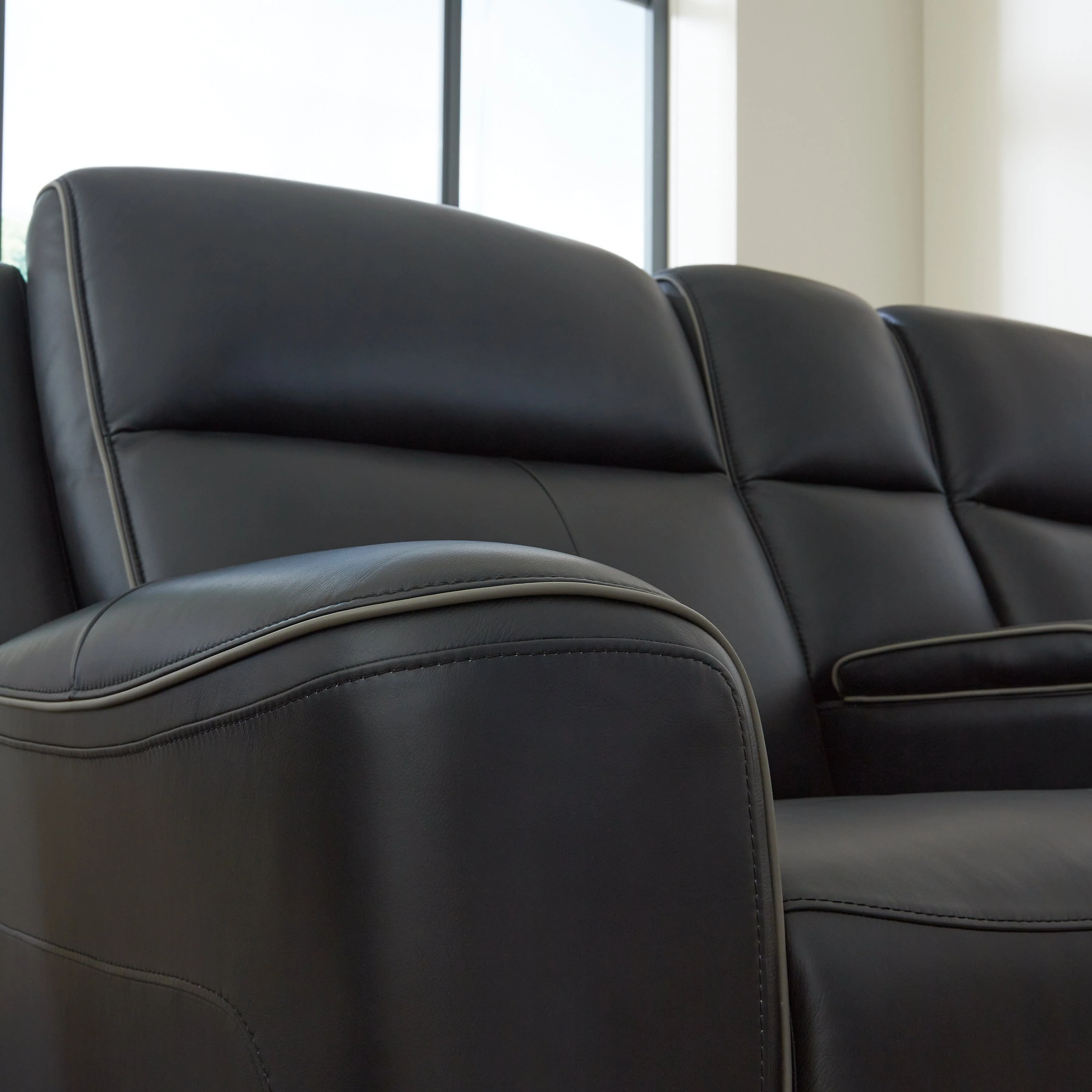 5Z-Relaxation Onyx  Dual Power Leather Reclining Loveseat with Console - Image 10