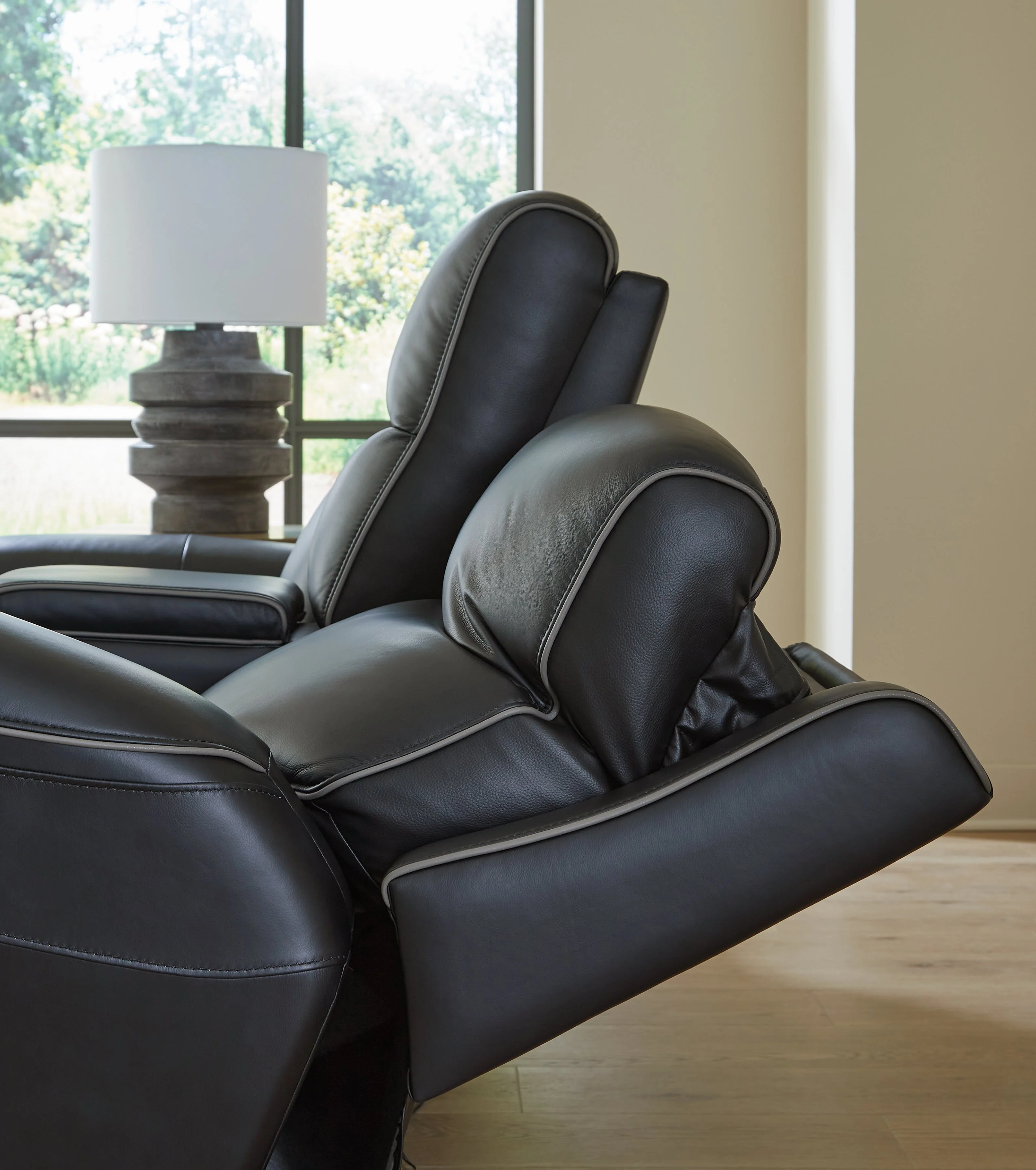 5Z-Relaxation Onyx Dual Power Leather Reclining Sofa - Image 10