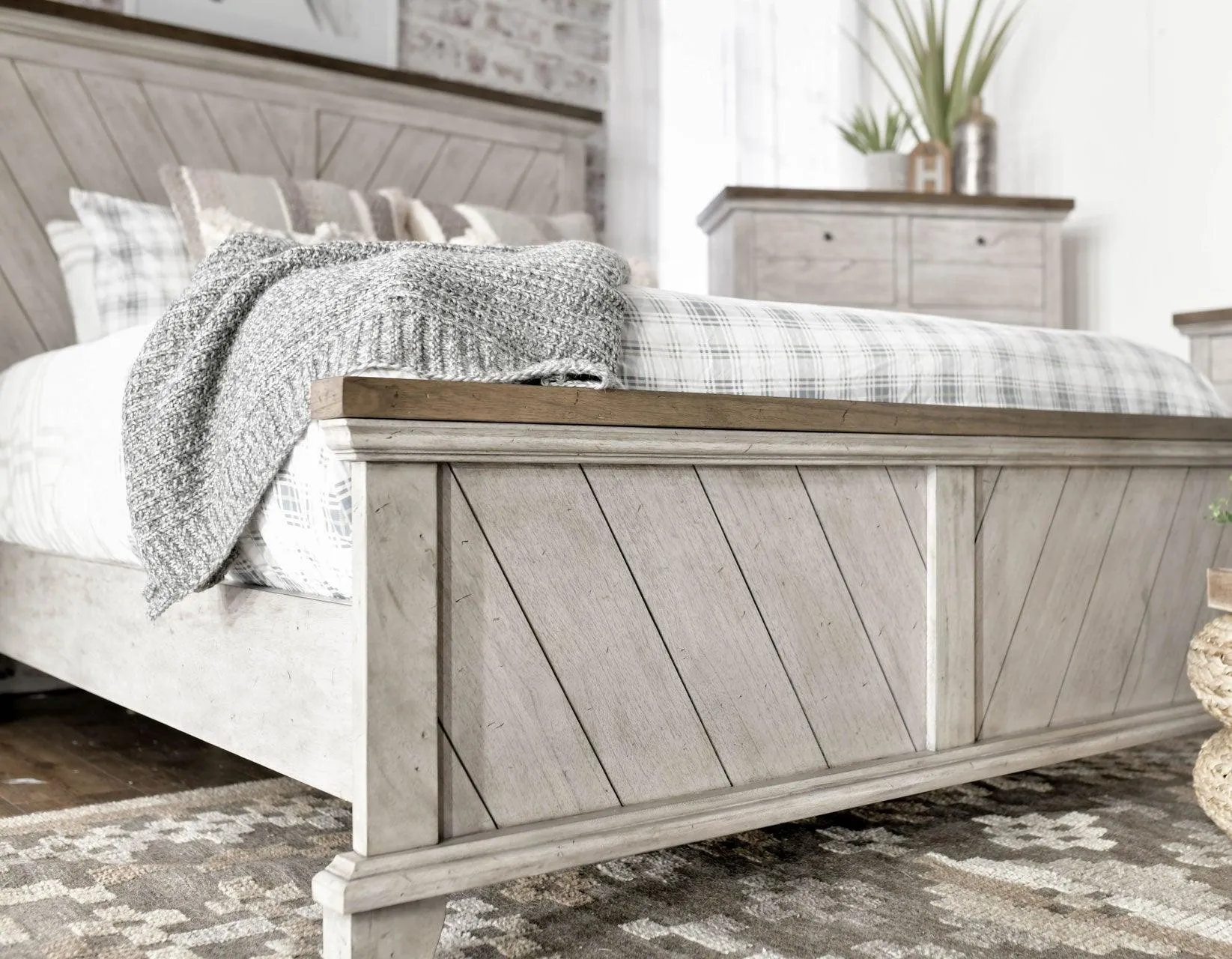 Bear Creek King Bed - Image 3