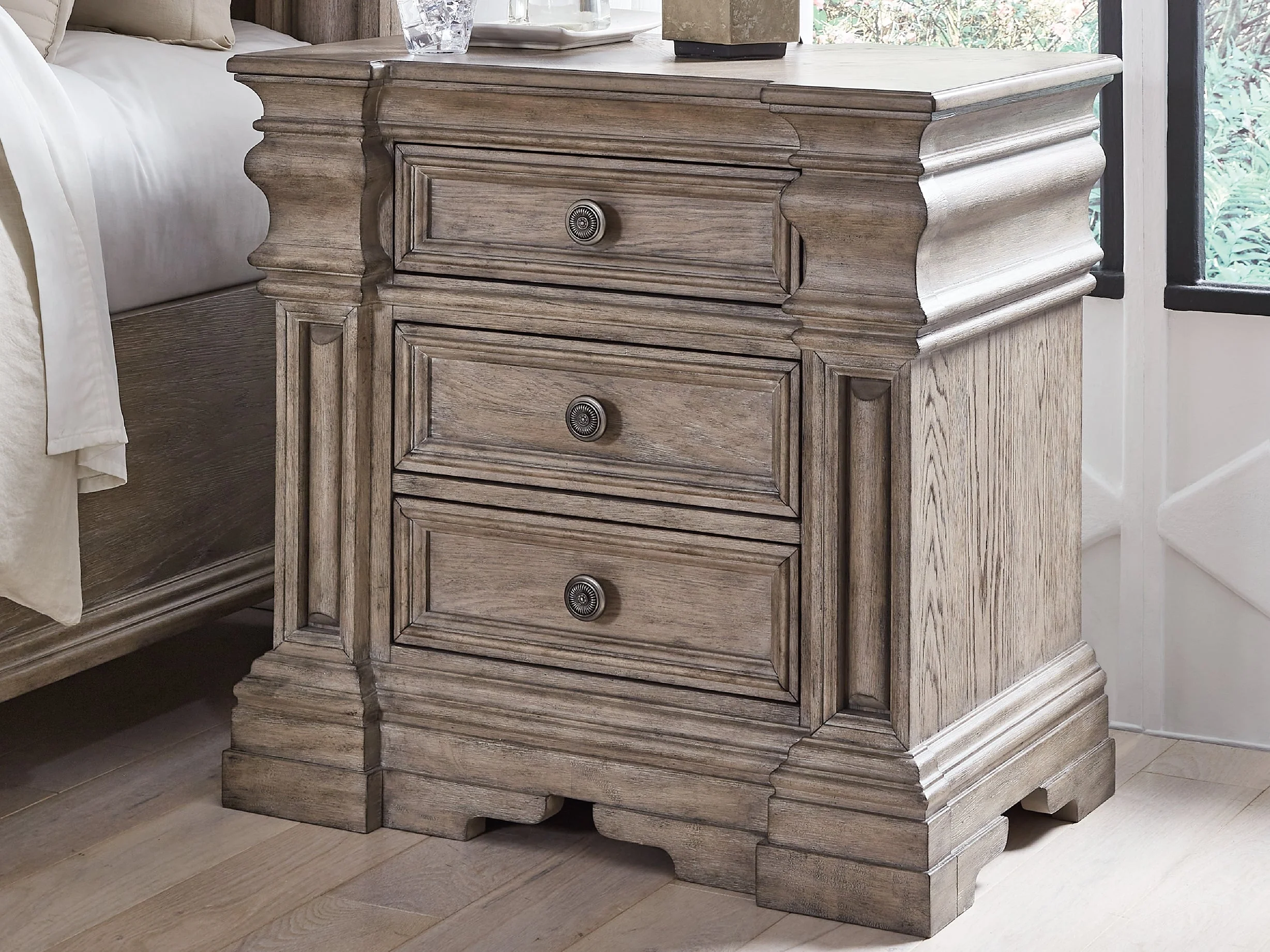 Blairhurst Light Grayish Brown Bedroom Set - Image 16