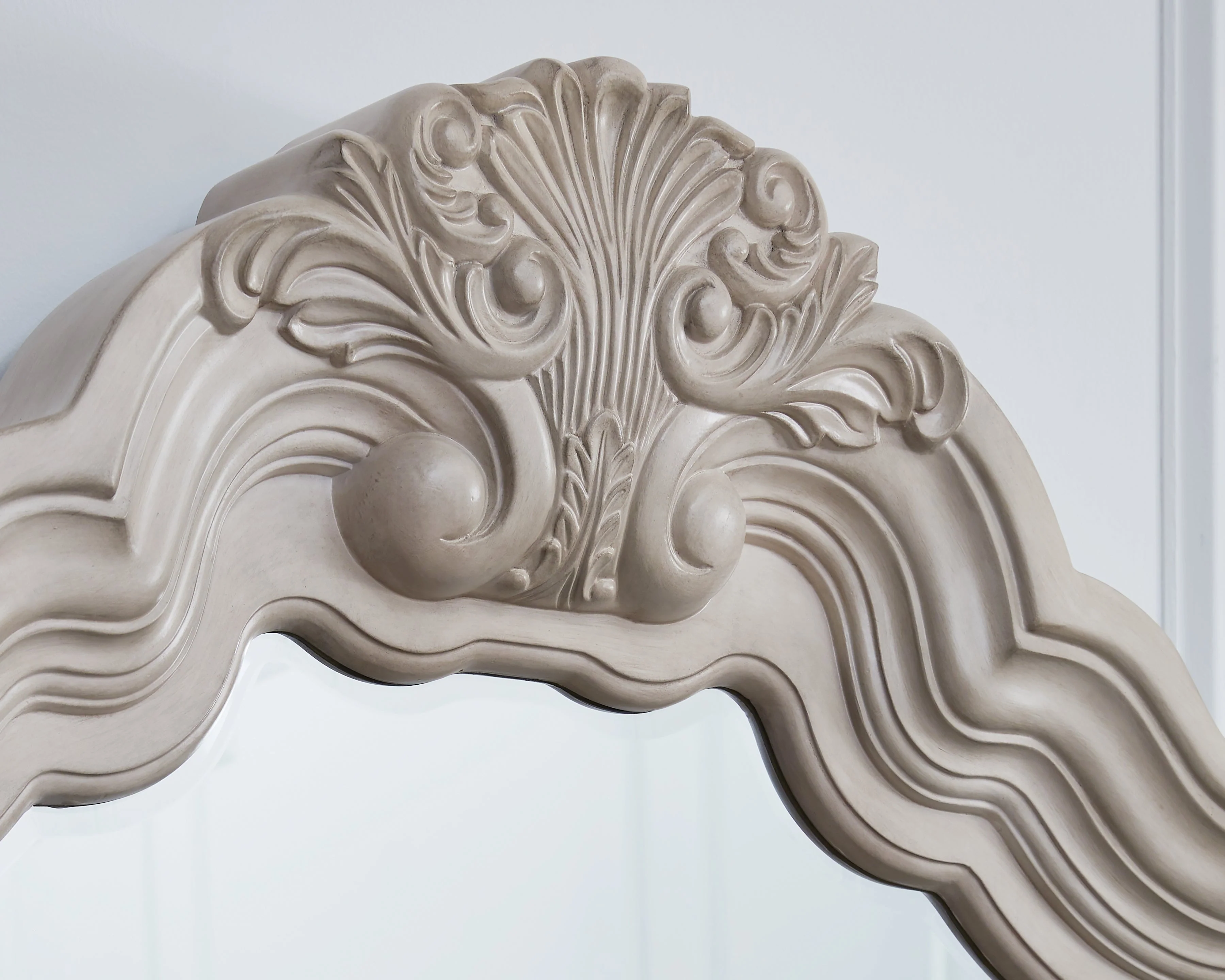 Bruchandi Antique White Bedroom Mirror - Image 3