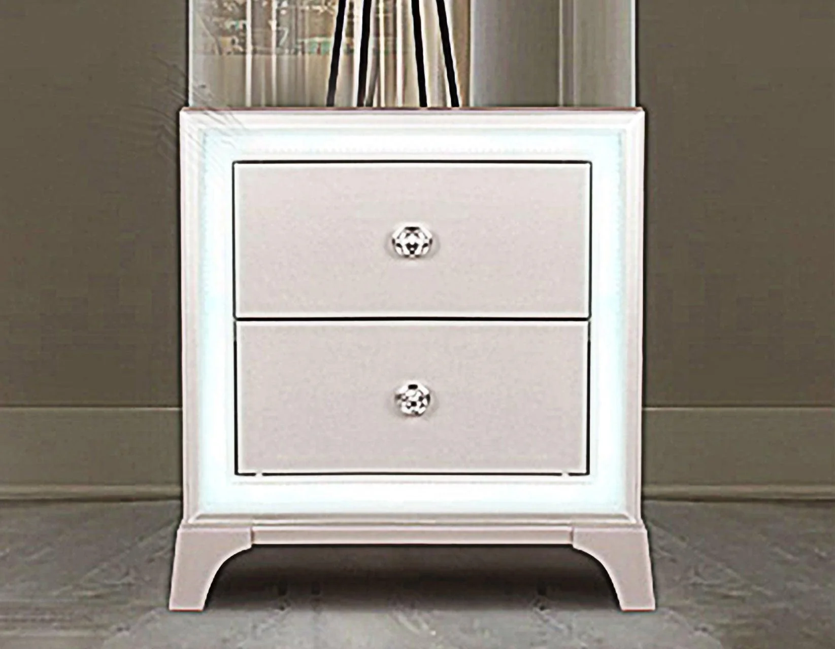 Cassie Queen Illuminating 4-Piece Glam Queen Bedroom Set - Image 3
