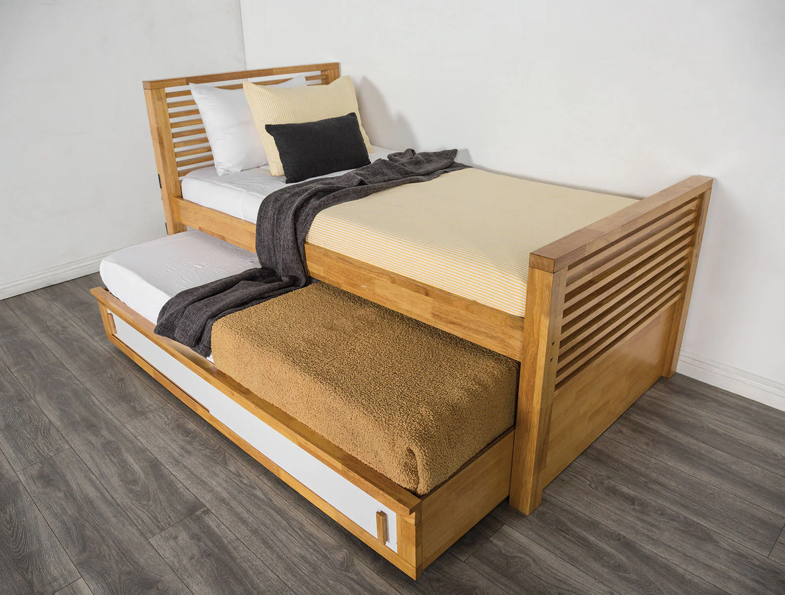 Dayville Light Oak Full Bed