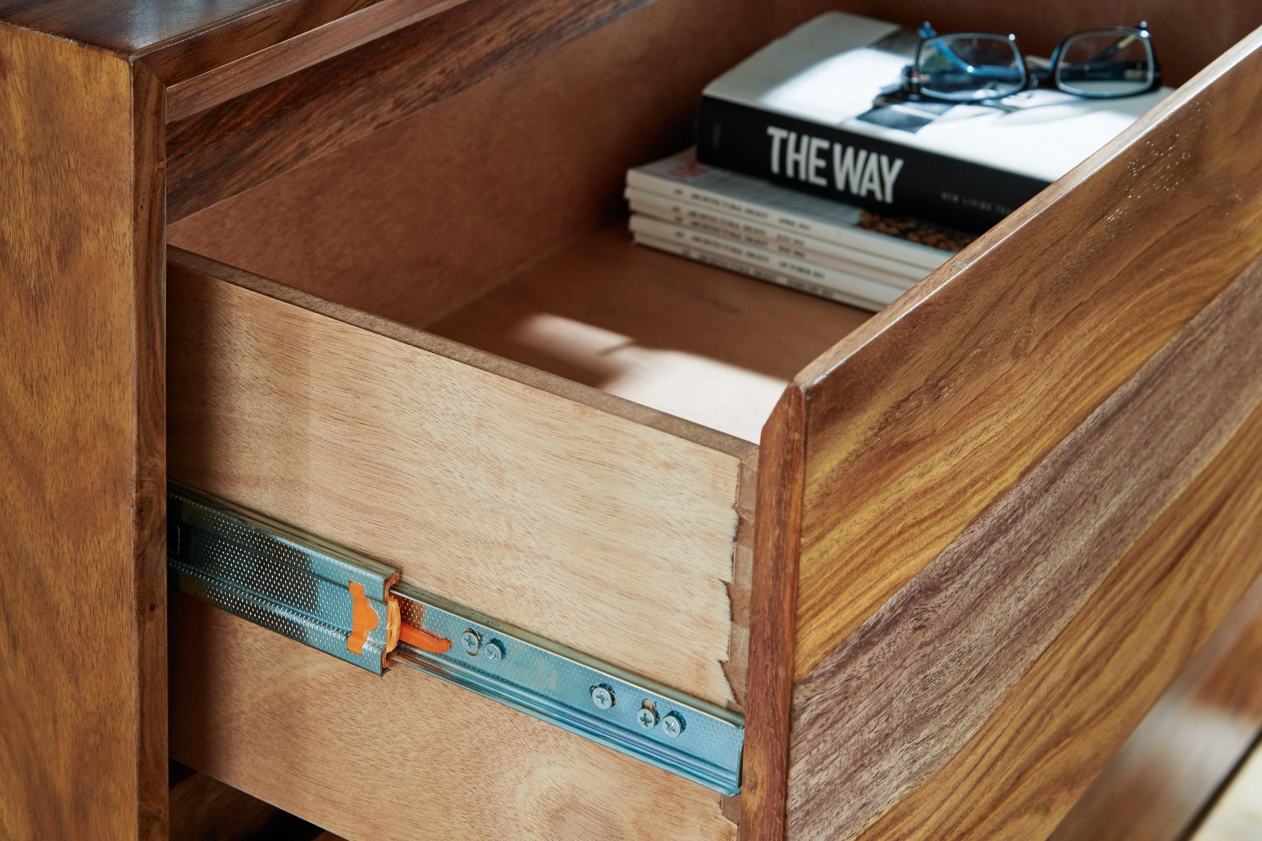 Dressonni Brown Chest of Drawers - Image 7