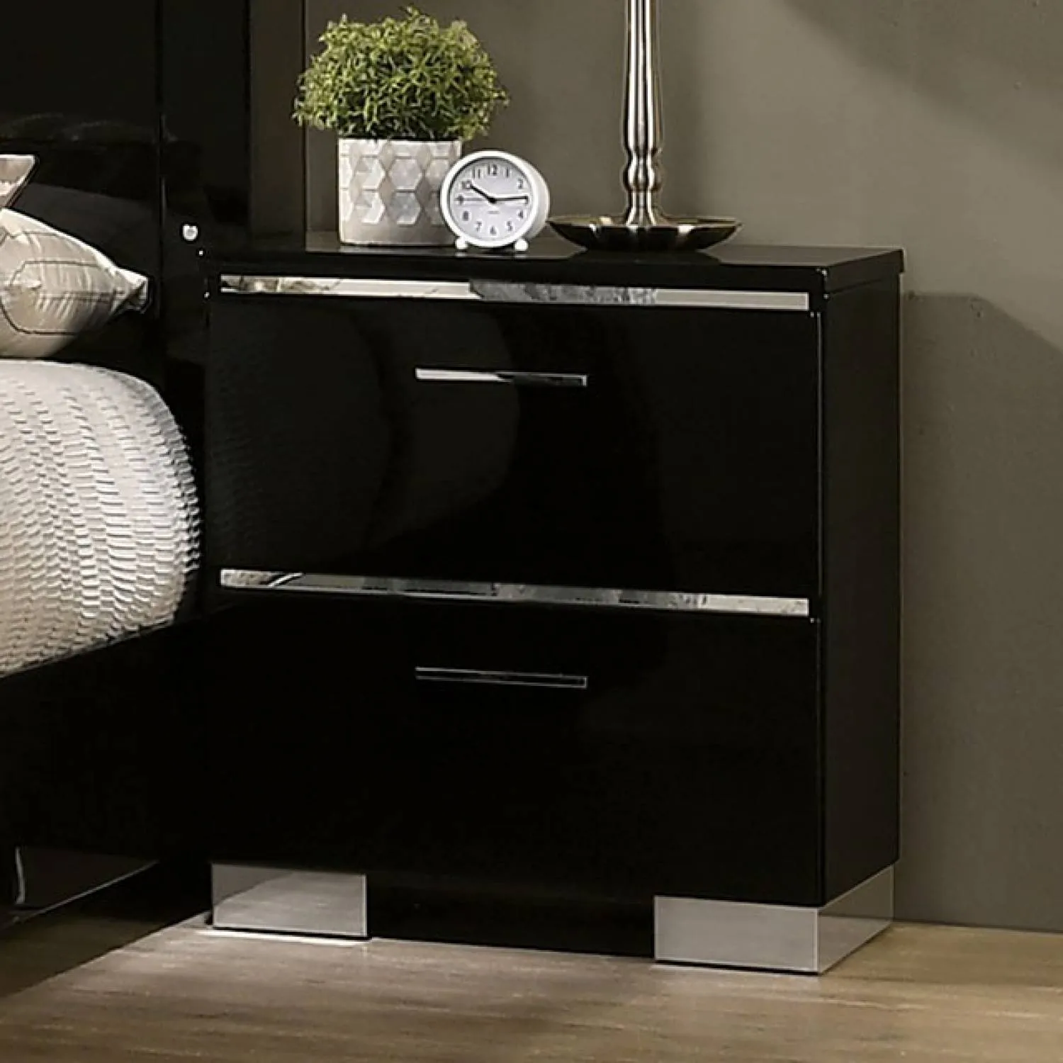 Erlach Black/Chrome 4-Piece Queen Bedroom Set - Image 3