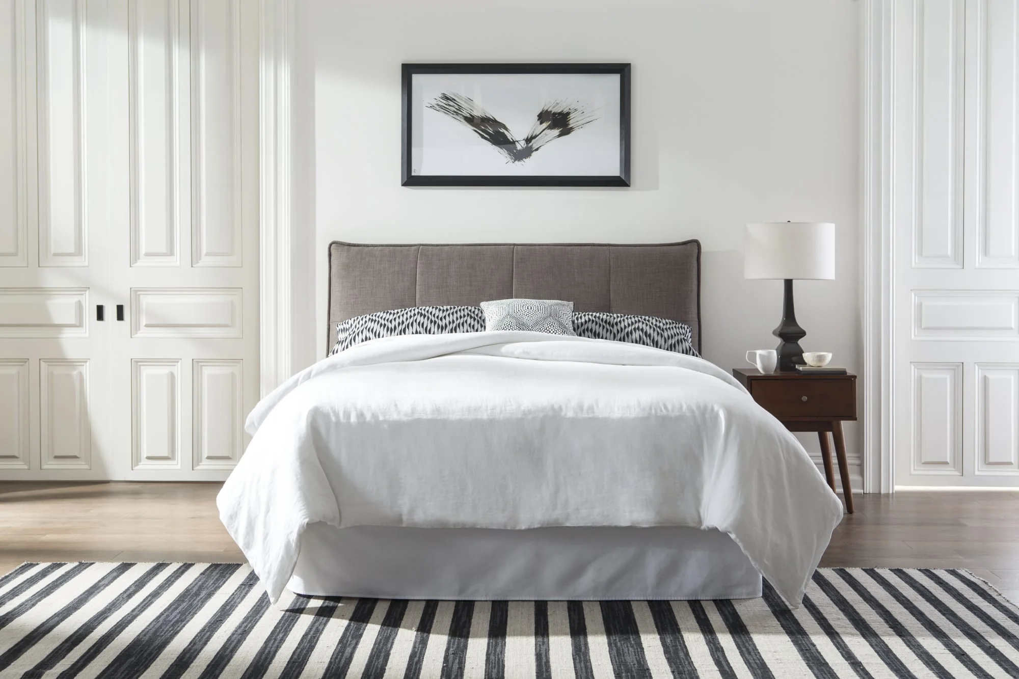Geneva - Adona Dolphin King Upholstered Platform Bed - Image 3