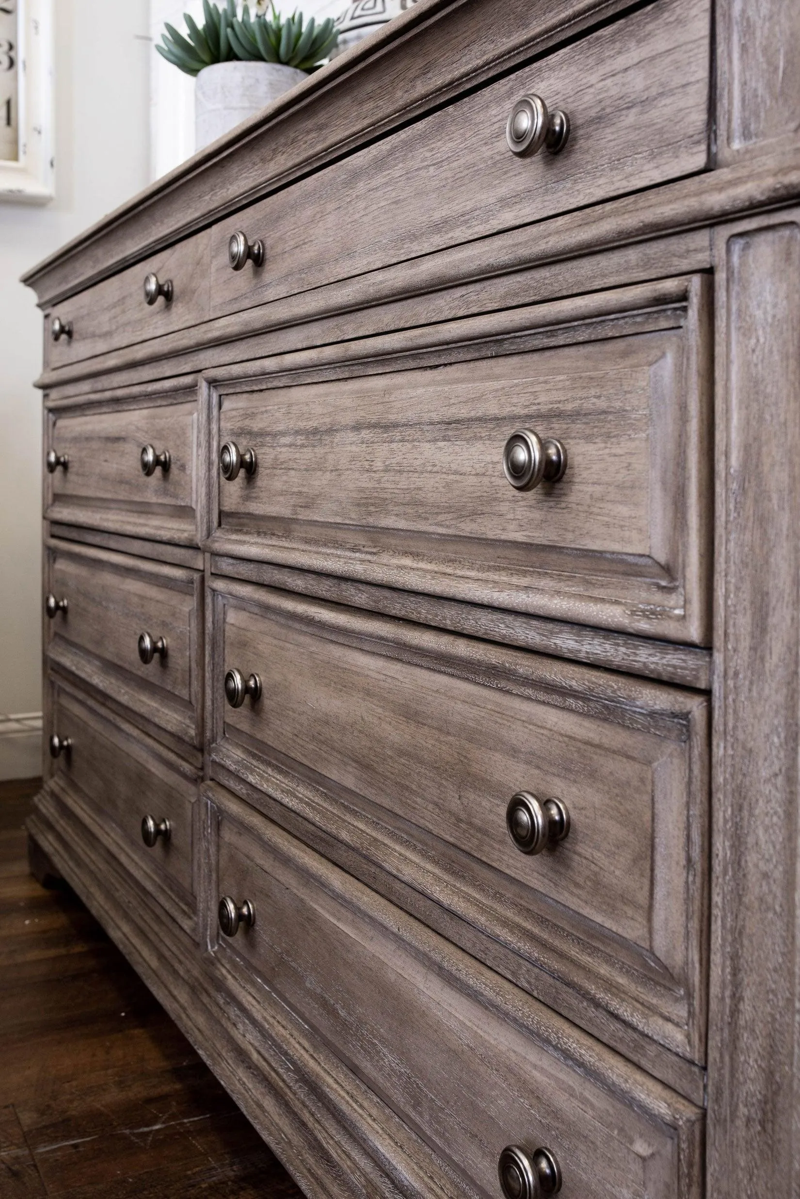 Highland Park Tan 4-Piece Queen Bedroom Set - Image 4