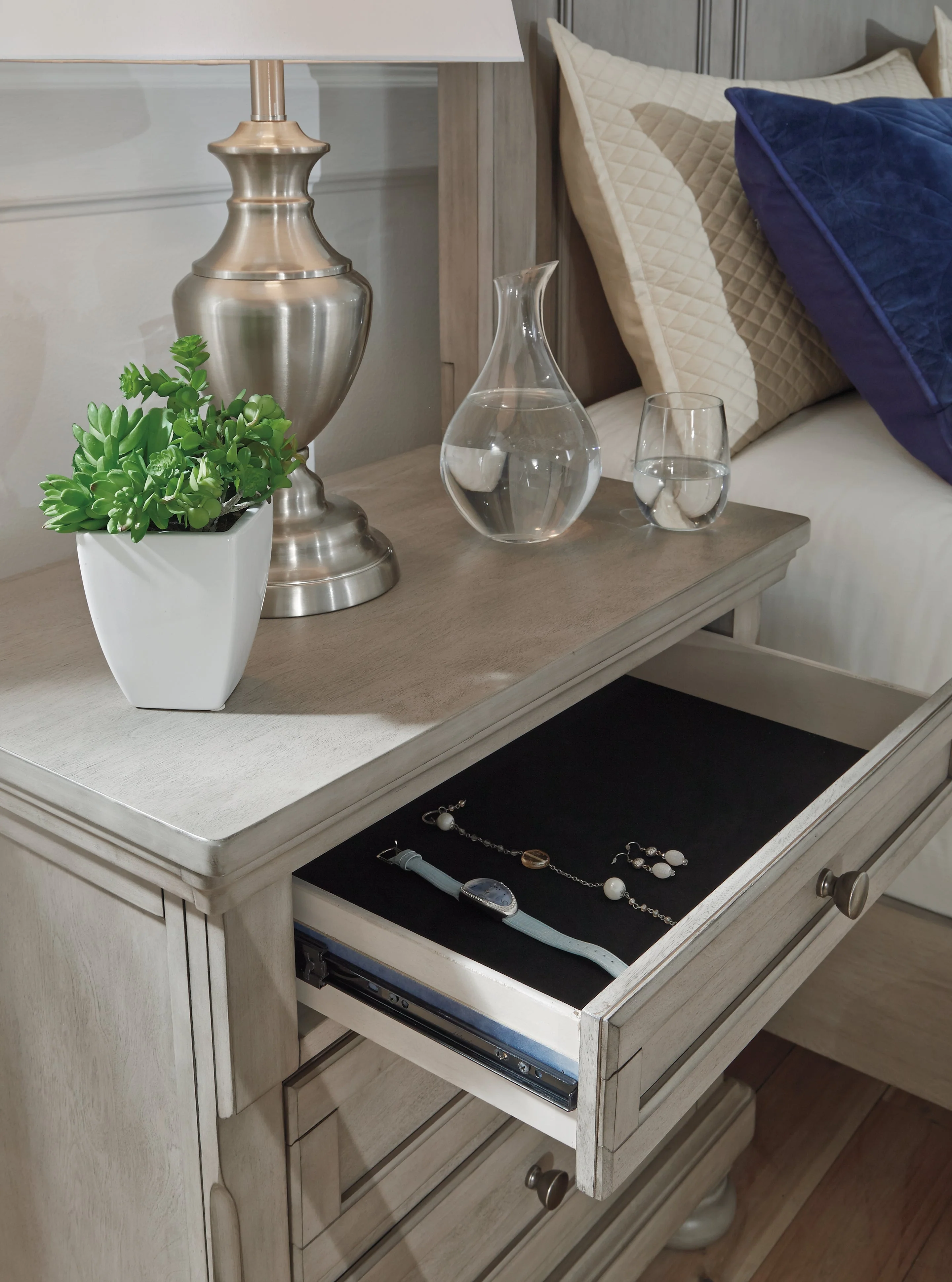 Lettner Light Gray Storage Platform Bedroom Set - Image 14