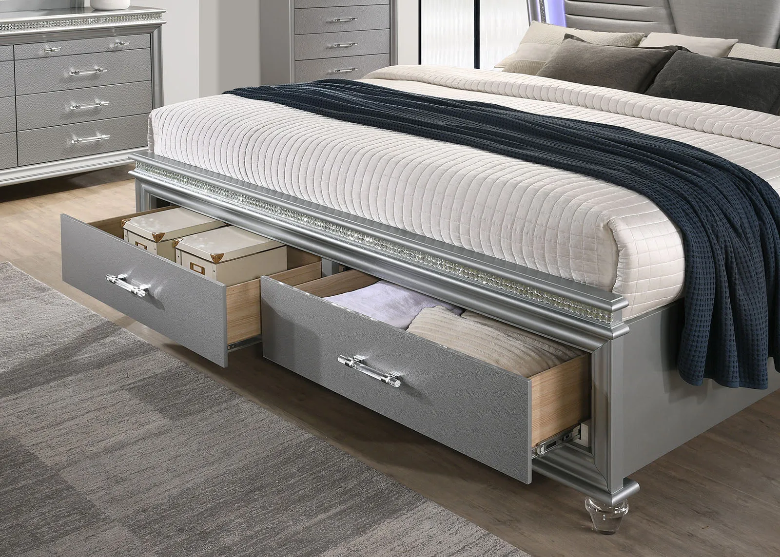 Maddie Silver Queen Bed - Image 4