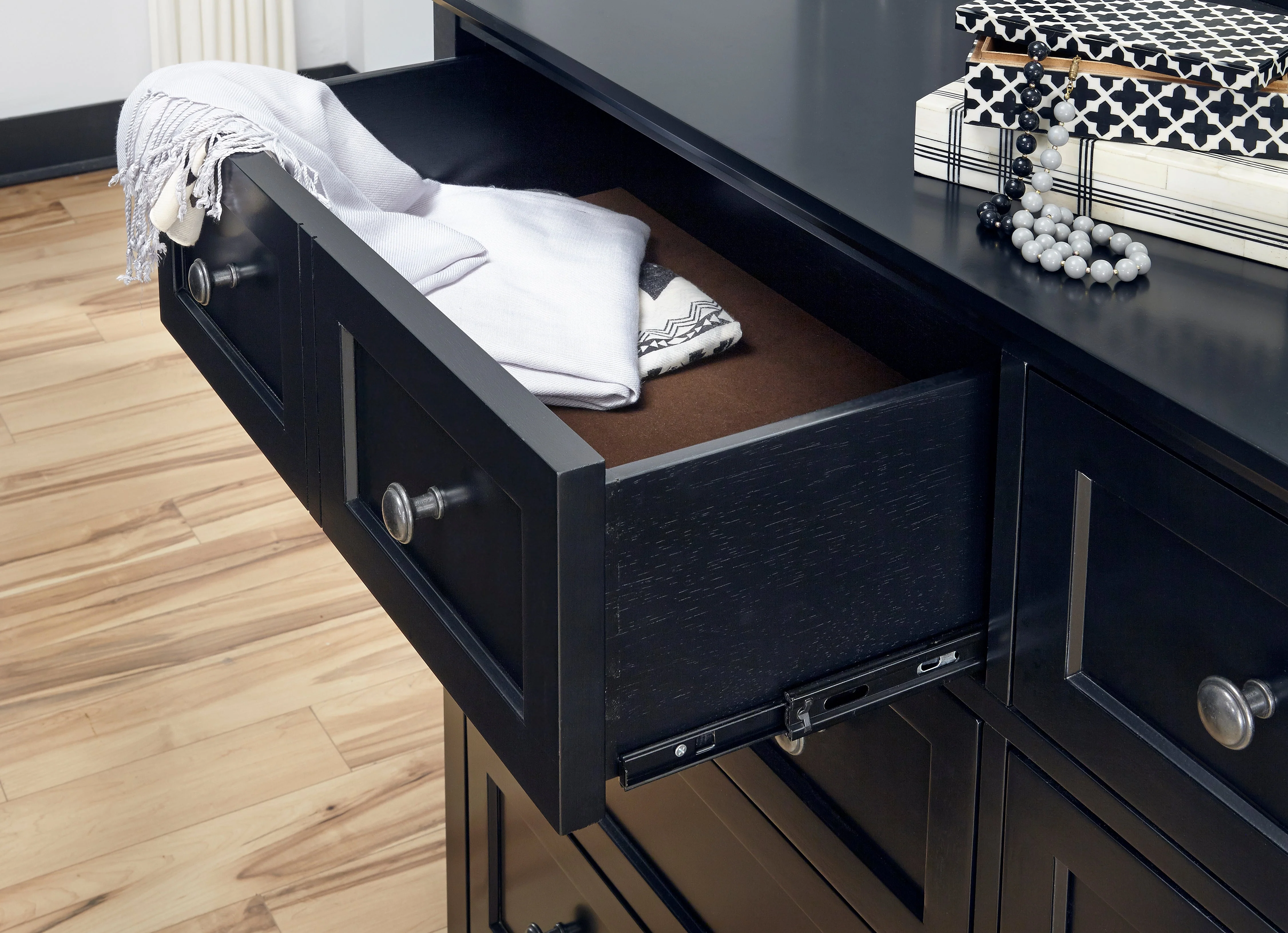 Paragon Eight Drawer Dresser in Black - Image 2