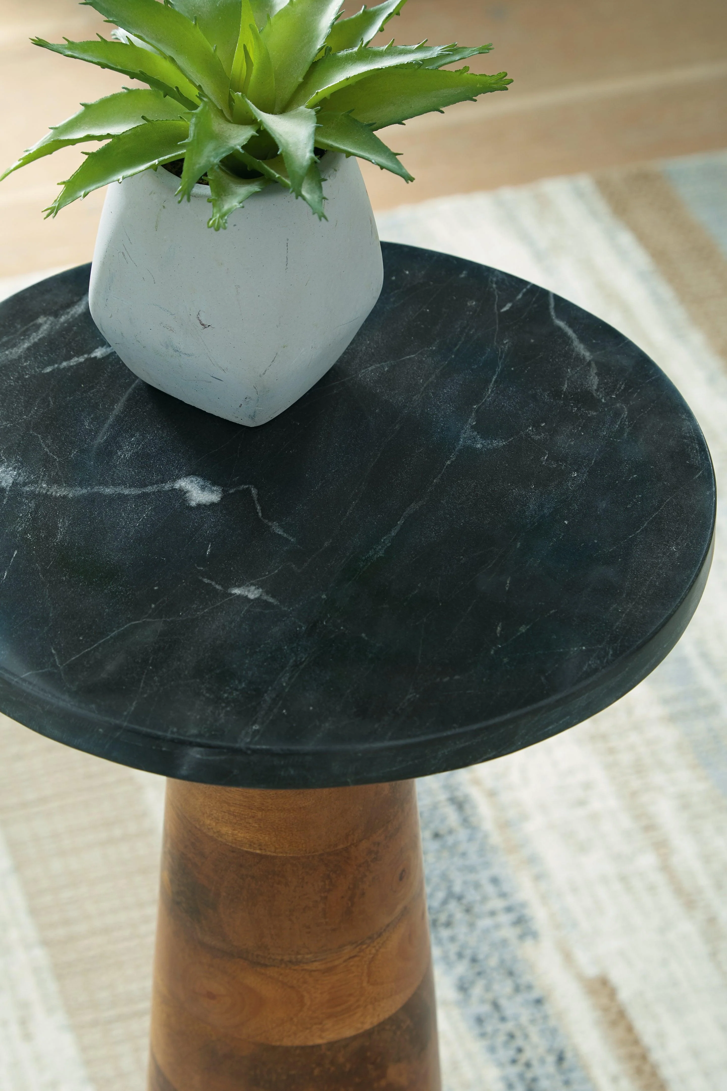 Quinndon Brown/Black Accent Table - Image 2