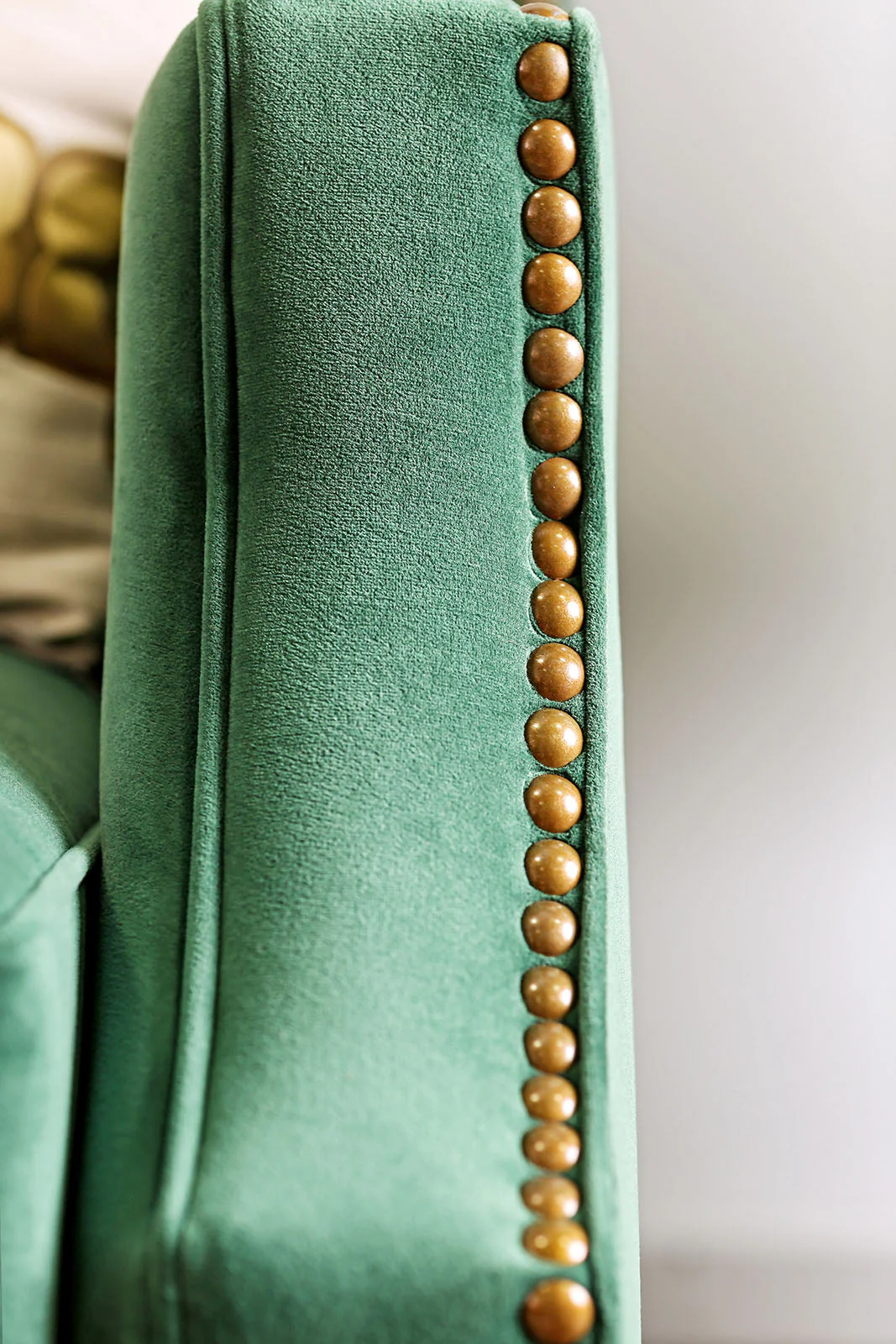 Verdante Emerald Green/Gold Sofa & Loveseat - Image 8